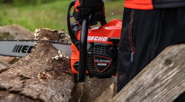 echo_chainsaw_rear_handle_cs-3510ac_in_use_4 echo_chainsaw_rear_handle_cs-3510ac_in_use_4