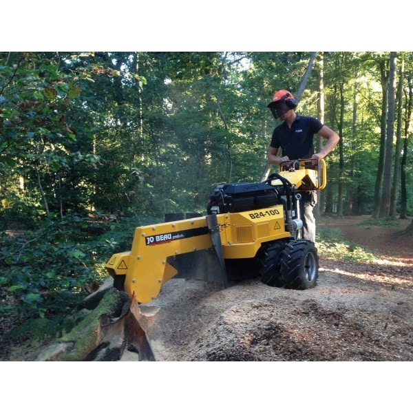 Jo Beau B24-100 boomstronkfrees-stobbenfrees-rogneuse de souches-stumpgrinder-Stubbenfräze-actie_1 (1) Jo Beau B24-100 boomstronkfrees-stobbenfrees-rogneuse de souches-stumpgrinder-Stubbenfräze-actie_1 (1)
